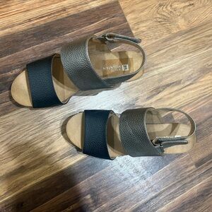 White Mountain Black and Brown Sandals
